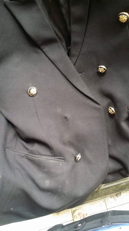 Cho bạn mượn suit sang chảnh đi cưa gái, thanh niên cay đắng nhận lại cái giẻ lau mất cúc